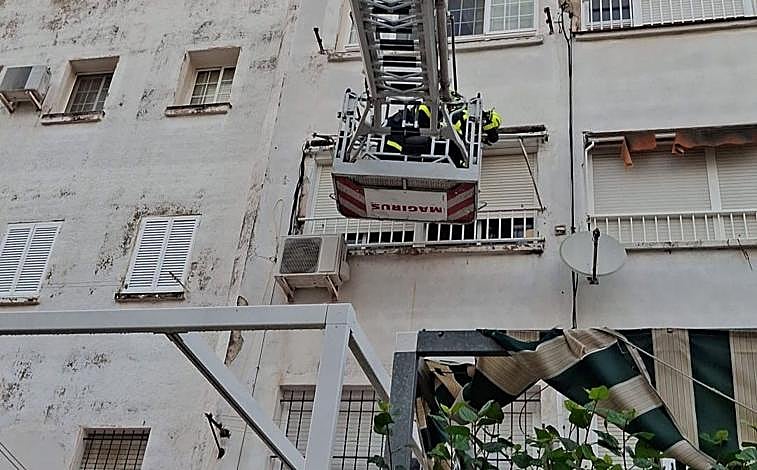 Imagen principal - Cádiz se libra de lo peor del temporal pero la borrasca deja daños en la Costa Noroeste