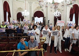 Las trabajadoras de Ayuda a Domicilio paralizan el pleno del Ayuntamiento de Cádiz