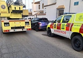 Atendidos por inhalación de humo dos policías tras el rescate de una persona en un incendio en Jerez