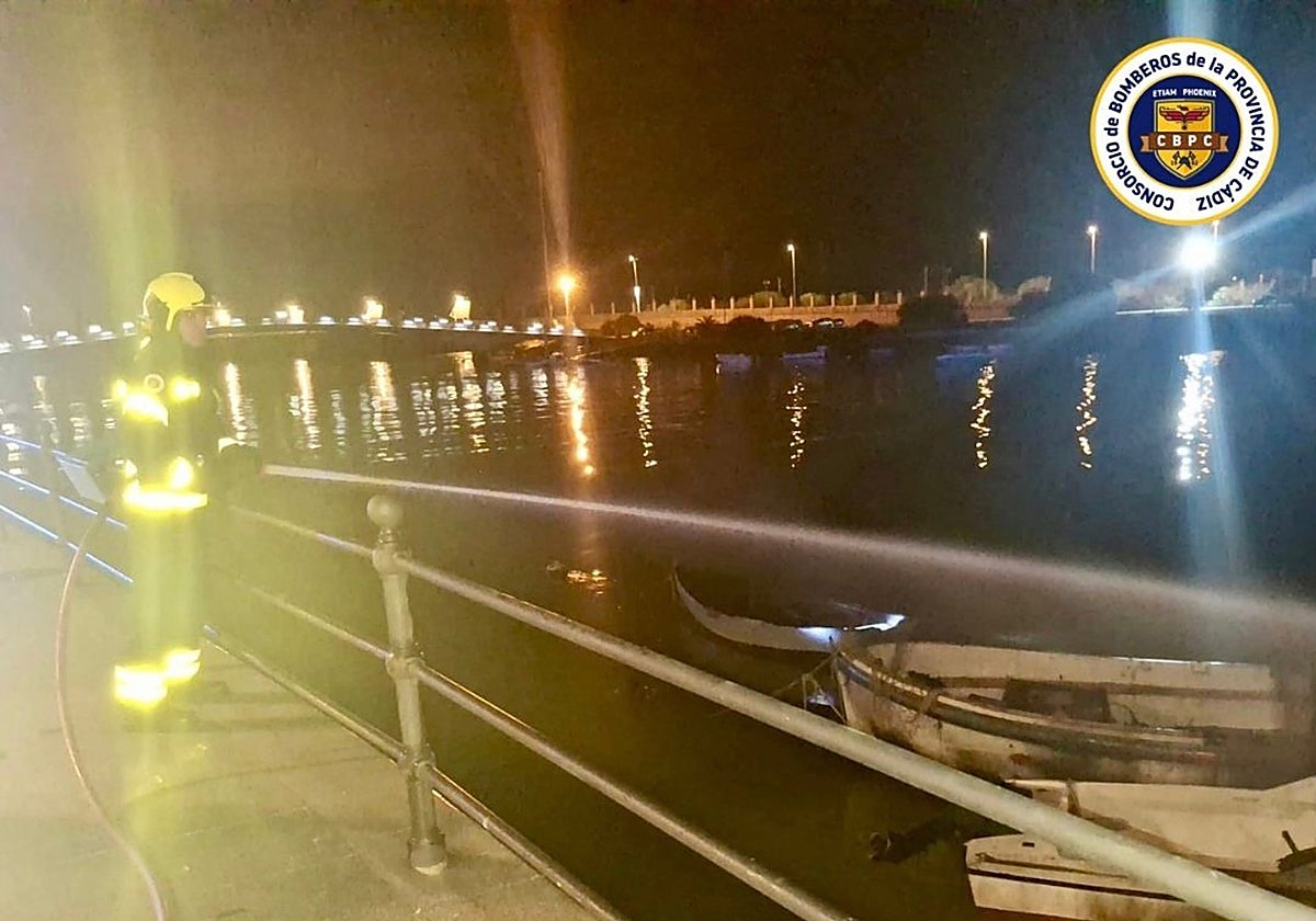 Arden seis barcas atracadas en el río en la zona de Pozos Dulces en El Puerto