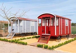 En este pueblo de Cádiz puedes dormir en un vagón de tren o dentro de un barril de madera