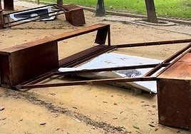 Unos vándalos destrozan la exposición «40 años del FIT de Cádiz» en la Plaza de España