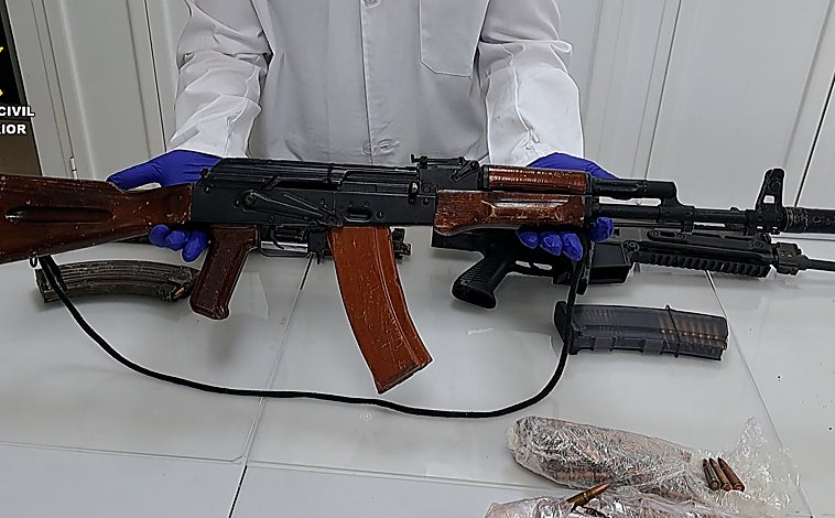 Imagen principal - La entrada de armas de guerra se radicaliza y amplía por el Guadalquivir: «Esto ya es como un catálogo»