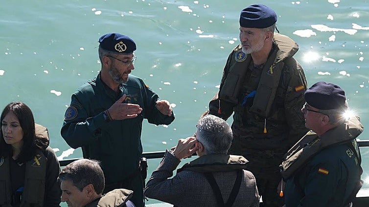 El Rey Felipe VI conoce las entrañas del Servicio Marítimo de la Guardia Civil en Cádiz
