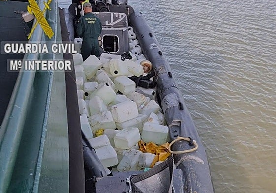 Una narcolancha con petacas en una intervención de la Guardia Civil.