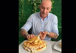 En este bar de Cádiz preparan el bocadillo más gigante de la provincia: «¡Con ese tengo para una semana!»