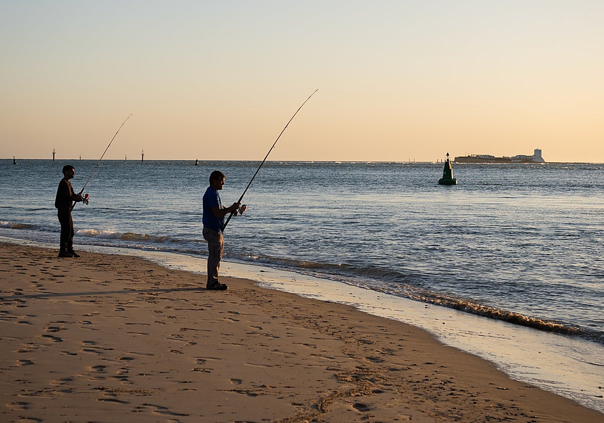Dos pescadores recreativos, en el Caño de Sancti-Petri