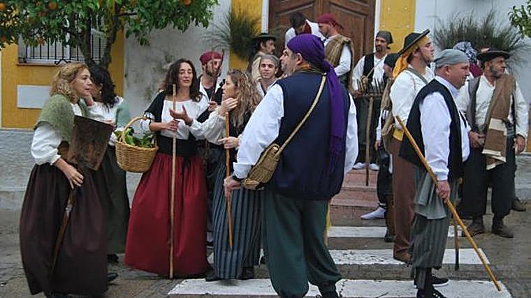 Los habitantes de El Bosque disfrazados con ropa de época durante la recreación
