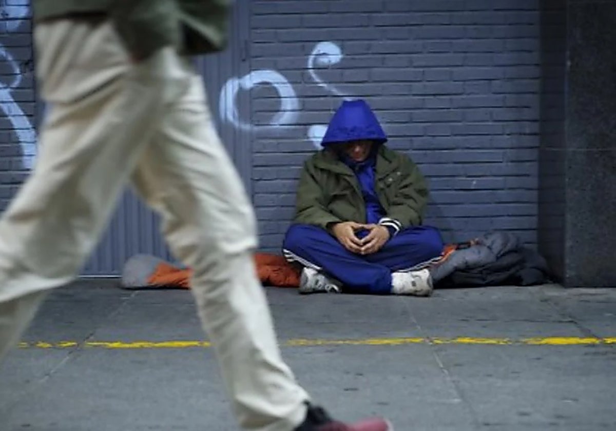 Imagen de archivo de persona sin hogar.
