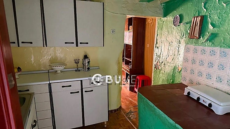 Sale a la venta en Cádiz un piso de dos habitaciones que está al lado del Ayuntamiento y vale menos de 100.000 euros