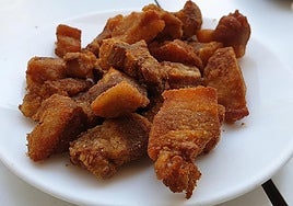 Imagen de archivo de un plato de chicharrones