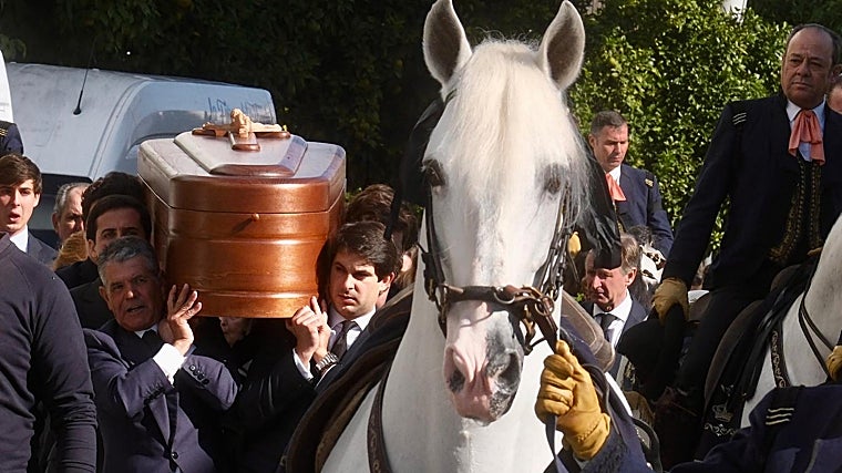 Sentida salida del féretro de la Catedral jerezana.