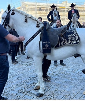 Imagen secundaria 2 - El Rey emérito Juan Carlos I rinde homenaje al ganadero jerezano Álvaro Domecq Romero con una corona de flores