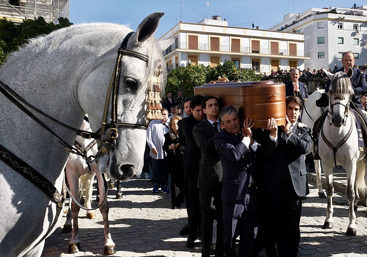 El funeral de Álvaro Domecq Romero se ha celebrado en la Catedral de Jerez