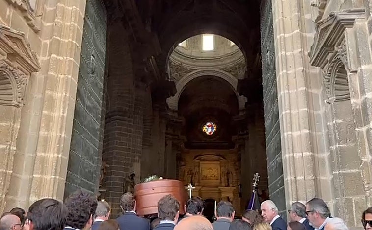Imagen principal - Interior de la Catedral donde se celebra la misa funeral de Álvaro Domecq