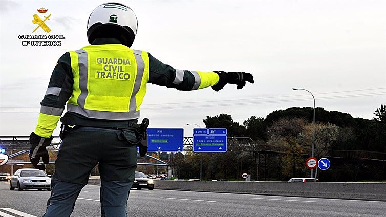 Positivo en alcohol, en drogas y sin carnet: investigado al volante de un camión de 40 toneladas por la carretera que une Rota y Jerez