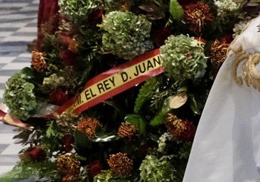 El Rey emérito Juan Carlos I rinde homenaje al ganadero jerezano Álvaro Domecq Romero con una corona de flores