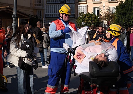 Imagen secundaria 1 - Imágenes del simulacro en la Plaza de San Antonio.