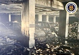 Incendio en un garaje comunitario en Puerto Real: siete heridos y al menos una treintena de coches calcinados