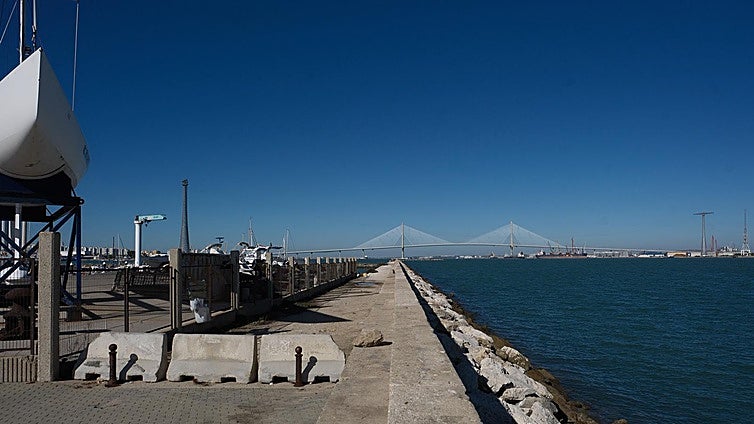 La Autoridad Portuaria estudia habilitar zonas seguras para pescar tras el cierre de los espigones