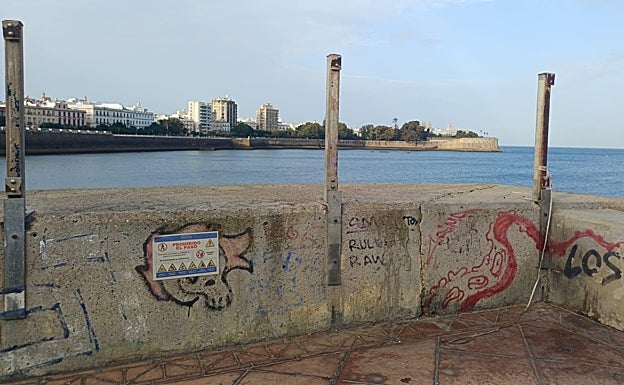 Cartel de 'Prohibido el paso y pescar' en la Punta