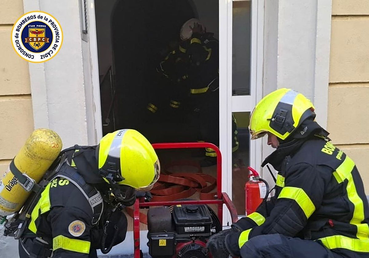 Actuación de los bomberos en Cádiz