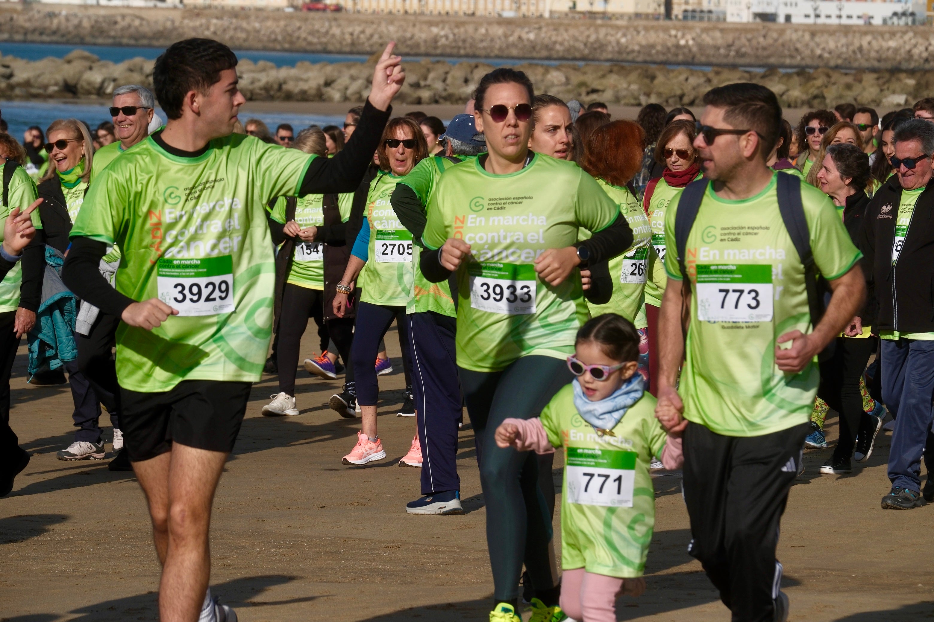 Más de 5.000 personas participan en la XI Carrera Cádiz en Marcha Contra el Cáncer