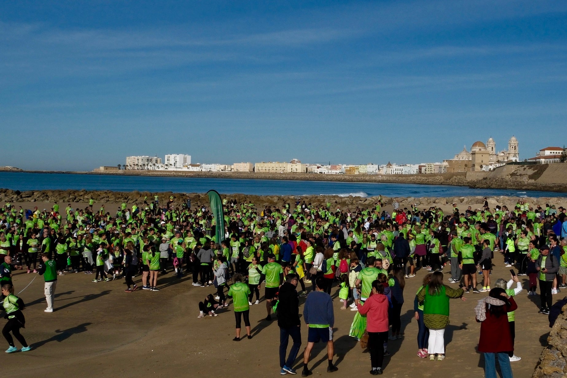 Más de 5.000 personas participan en la XI Carrera Cádiz en Marcha Contra el Cáncer