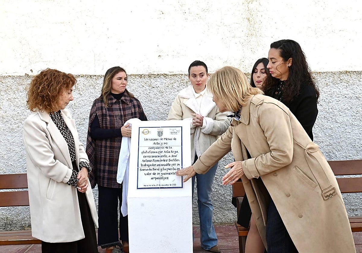 La alcaldesa de Jerez destaca la figura de Fernández Bustillos en el homenaje póstumo dedicado por su barrio