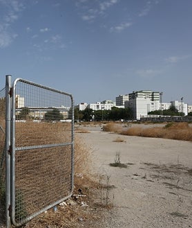 Imagen secundaria 2 - Arriba, Valcárcel en plena obra, a la izquierda el proyecto futuro del pabellón Portillo y a la derecha el terreno del nuevo Hospital.