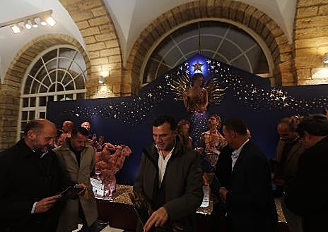 Imagen secundaria 1 - Diputación de Cádiz enciende su Navidad e inaugura el Belén