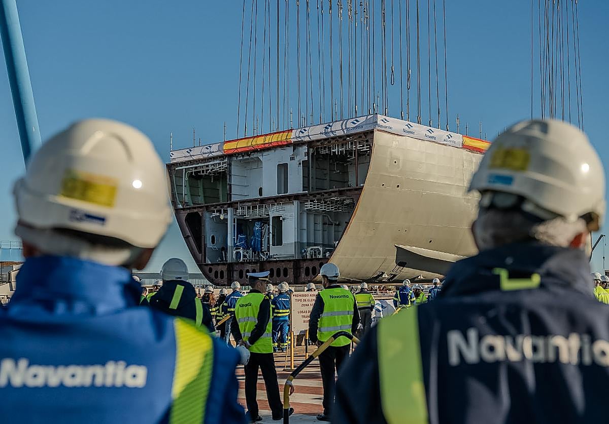Imagen del izado de la quilla para ser depositada en el dique puertorrealeño