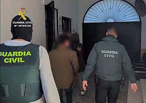 Imagen secundaria 1 - Narcopisos en pleno casco urbano de Medina: detenido un clan que distribuía cocaína, heroína y hachís las 24 horas