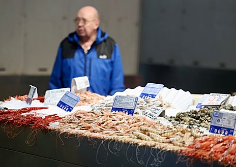 Imagen secundaria 1 - El Mercado Central de Abastos de Cádiz comienza a prepararse para las compras de cara a la Nochebuena.