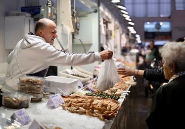 Los pescaderos de Cádiz aconsejan sobre el marisco para Navidad: «Se puede congelar un mes y medio antes, sigue igual de bueno»