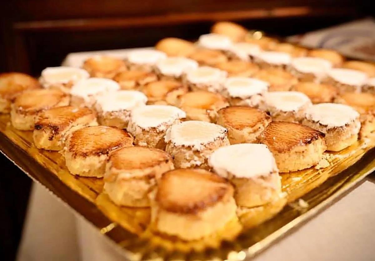 Imagen de una bandeja de dulces navideños