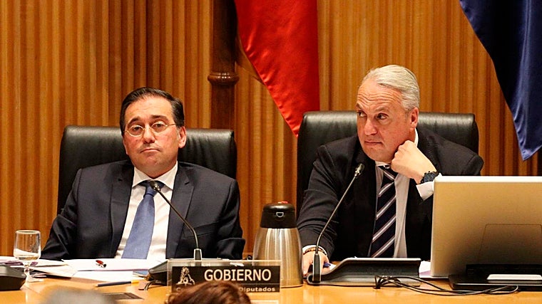 Ruiz Boix, a la derecha, junto con el ministro Albares, en la Comisión de Exteriores