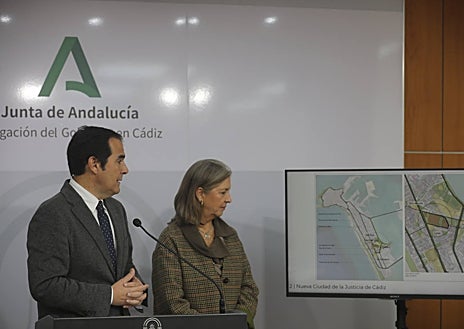 Imagen secundaria 1 - El consejero de Justicia, José Antonio Nieto, explica los detalles de las obras de la Ciudad de la Justicia de Cádiz