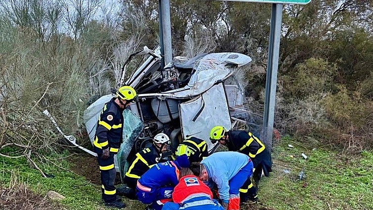 Un coche se estrella contra una señal de tráfico entre Medina Sidonia y Alcalá de los Gazules y deja dos heridos graves