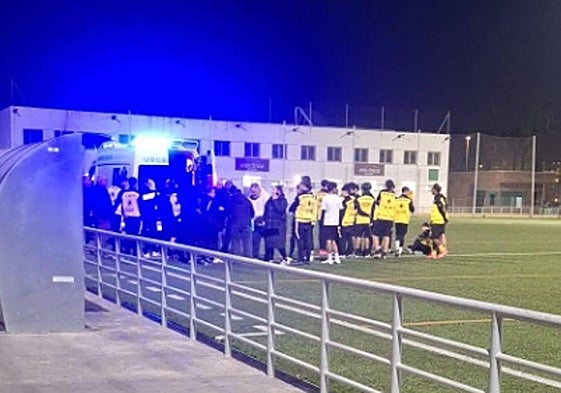 Momento en que la ambulancia recoge al herido para llevarlo al Puerta del Mar