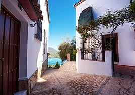 Imagen de una calle de Zahara de la Sierra