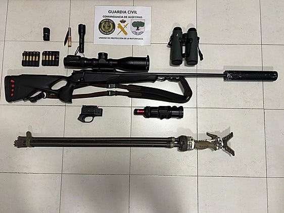 Pillado un cazador furtivo con un rifle robado en una finca de Castellar