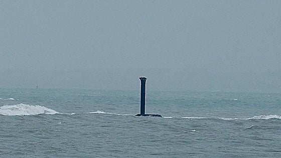 El viento se lleva la imagen de la Virgen del Rosario de La Galeona en la bocana del puerto de Cádiz