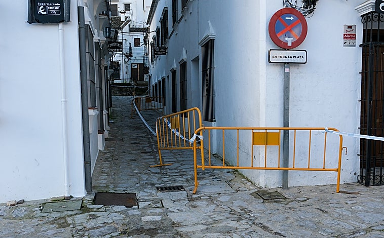 Imagen principal - Algunas calles del municipio continúan cortadas