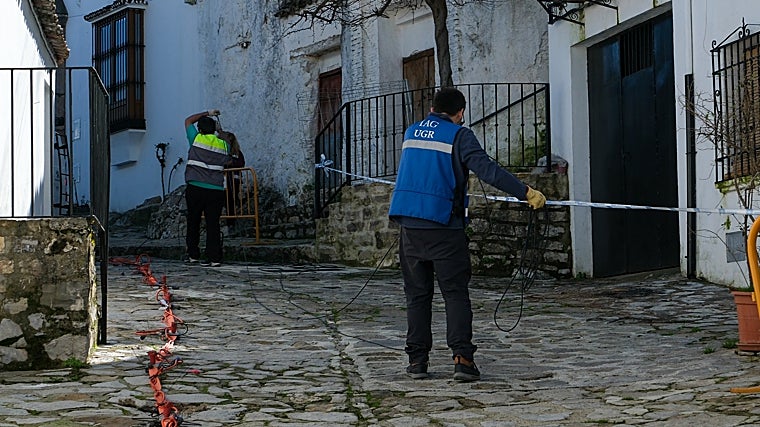 Los geólogos trabajan sobre el terreno