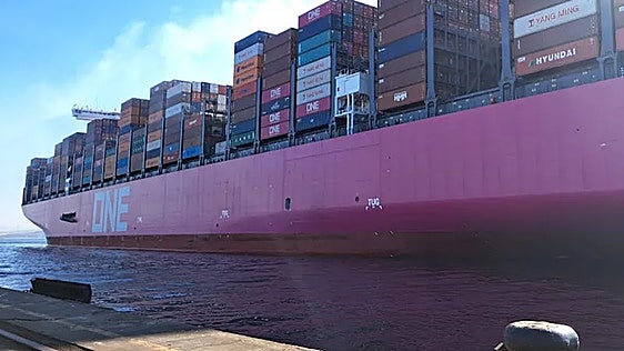 Los barcos de la compañía ONE se caracterizan por su color magenta