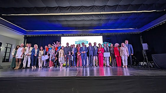 Foto de familia de los galardonados, autoridades y representantes institucionales durante la entrega de los X Premios a la Implicación Social del Consejo Social de la Universidad de Cádiz