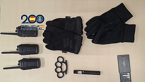 Interceptado un falso vigilante armado en la Feria de Jerez: portaba un puño americano y una defensa extensible