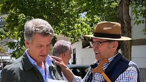Alberto Núñez Feijóo con un vecino de El Bosque