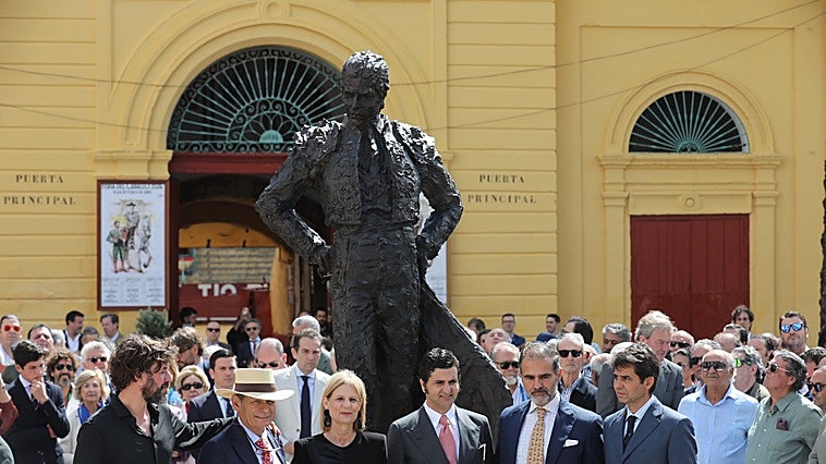 Rafael de Paula, eterno: su estatua ya luce frente a la plaza de toros de Jerez